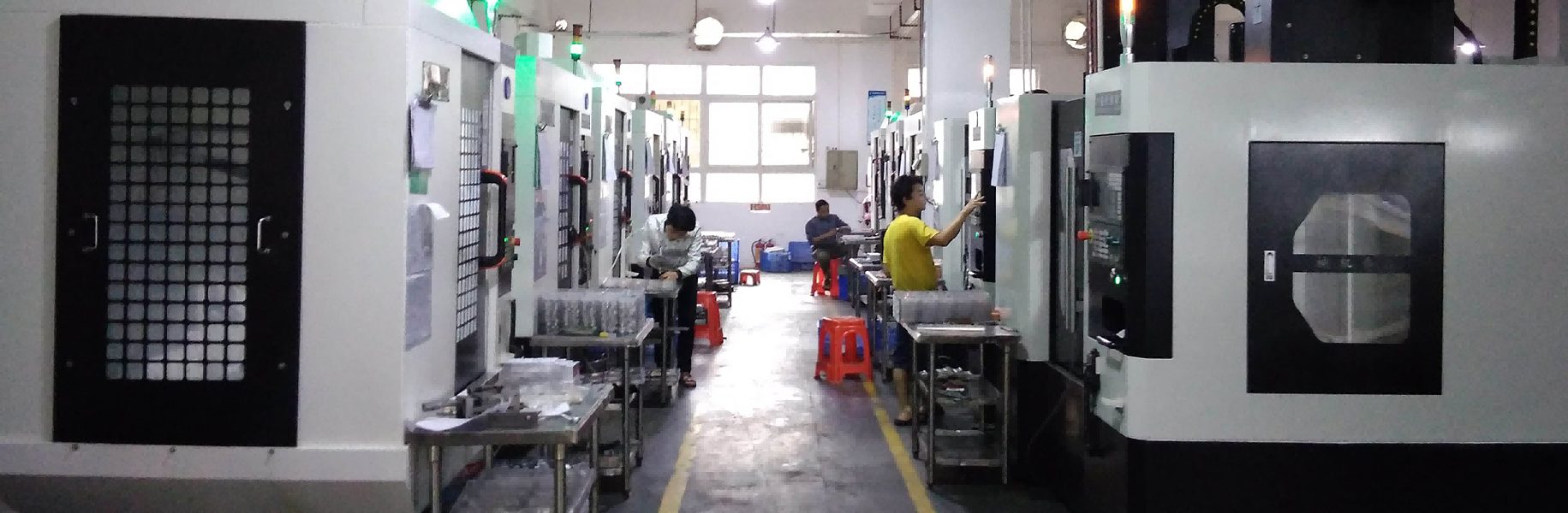 بيئة ورشة الإنتاج الخاصة بالتشغيل CNC المخصص وتصنيع الأجزاء الميكانيكية.