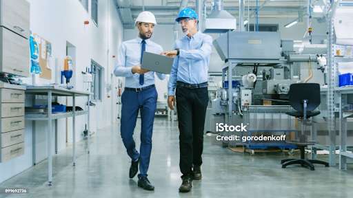 مهندس يتابع تحديثات الرسومات والنسخ الفنية قبل اعتماد التصنيع