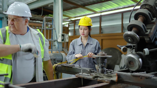 مهندس يدفع تقدم المشروع داخل موقع التصنيع من خلال التنسيق الميداني.