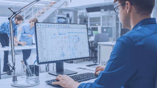 مهندس يراجع ملفات مشروع CNC الحساسة ورسومات تقنية على شاشة العمل