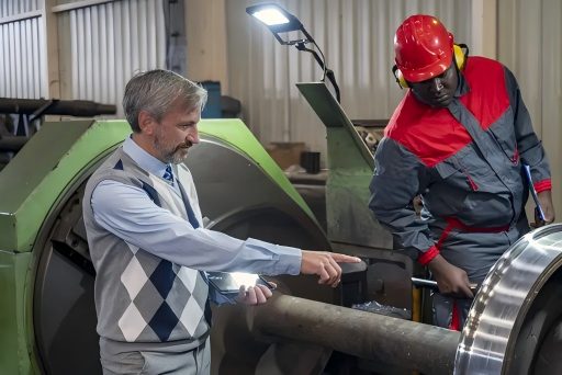 فريق جودة يراجع ملفات الفحص وتقارير القياس لمشروع CNC