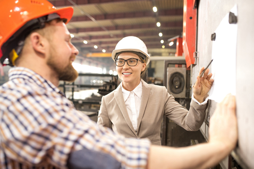 فريق هندسي يناقش NDA وحدود الملفات ومسار التعاون الأول في مشروع CNC
