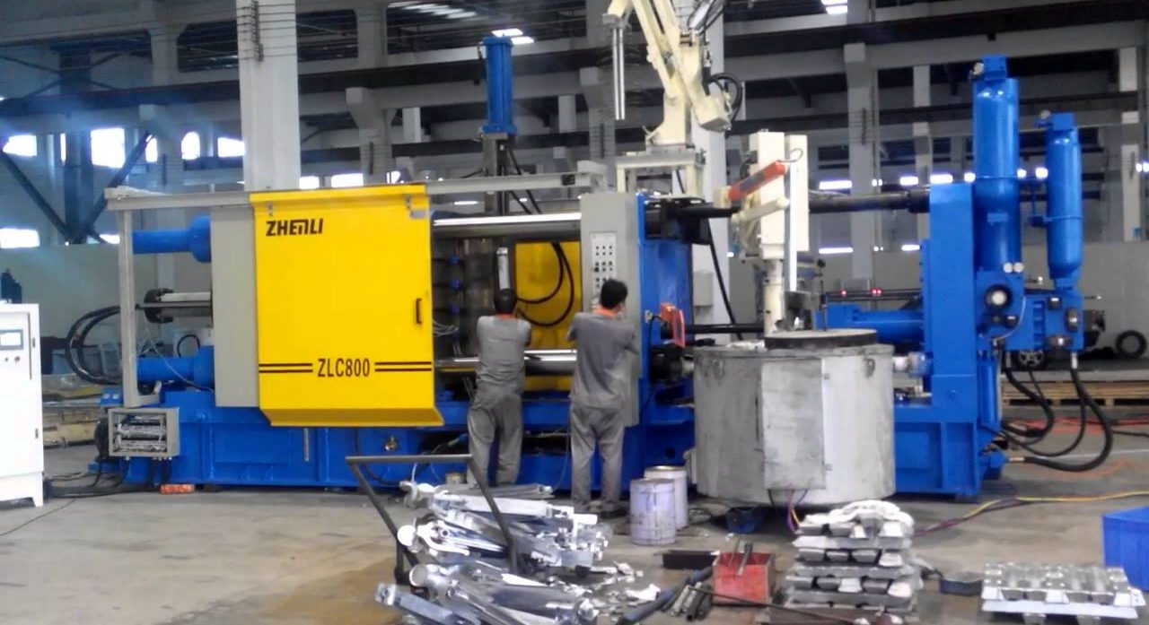 بيئة إنتاج خراطة CNC مستقرة لقطع ثلاثية المحاور وإعادة تصنيع متكررة.